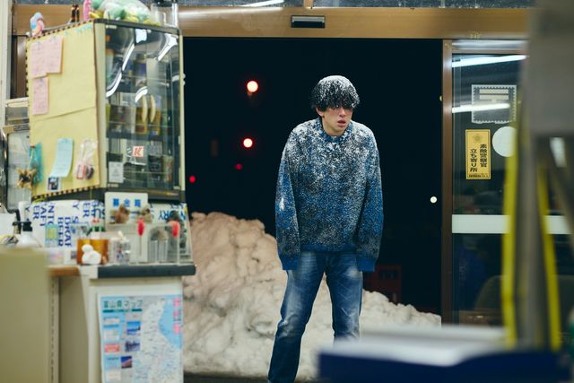 雪の中で抱き合う美紗(小芝風花)&亘(佐藤健)「私の夫と結婚して」9話場面写真(5枚目)