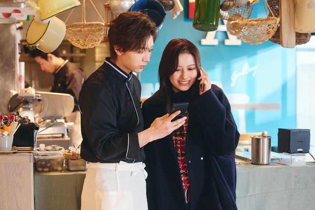 雪の中で抱き合う美紗（小芝風花）＆亘（佐藤健）「私の夫と結婚して」9話場面写真（6枚目）