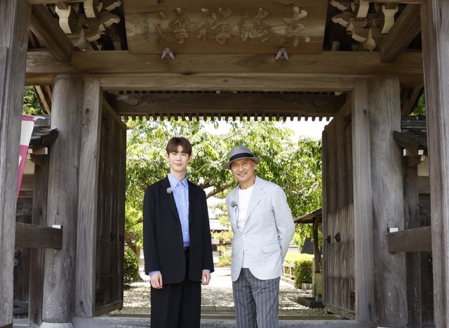 渡辺謙＆宮沢氷魚“親子”が「べらぼう」ゆかりの地・平田寺へ：フォトギャラリー