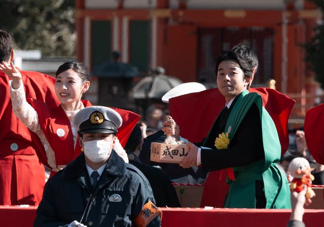 成田山新勝寺にて白石聖、仲野太賀