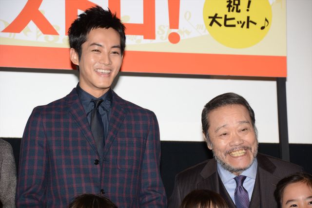 松坂桃李、ちびっ子バイオリニストに褒められて上機嫌！　画像ギャラリー（3枚目）