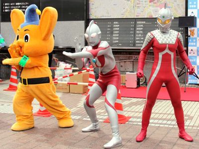 ウルトラマンとウルトラセブン、ピーポくんと一緒に！