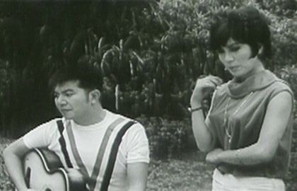 『ギターを持った渡り鳥』の台湾版『温泉郷のギター』。主演俳優は小林旭というより
石原裕次郎風。