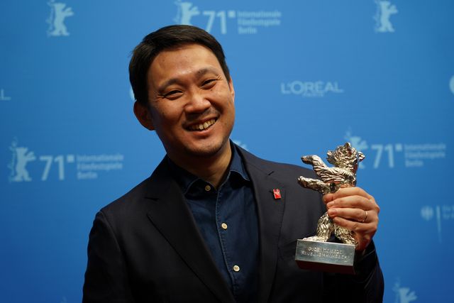 濱口竜介監督、トロフィー手に笑顔！71回ベルリン国際映画祭授賞式：フォトギャラリー