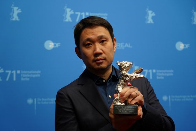 濱口竜介監督、トロフィー手に笑顔！71回ベルリン国際映画祭授賞式（2枚目）