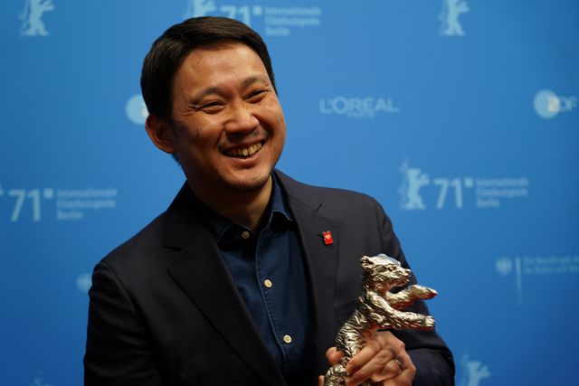 濱口竜介監督、トロフィー手に笑顔！71回ベルリン国際映画祭授賞式（5枚目）