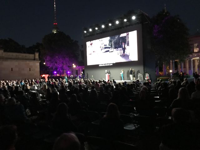 濱口竜介監督、トロフィー手に笑顔！71回ベルリン国際映画祭授賞式（7枚目）