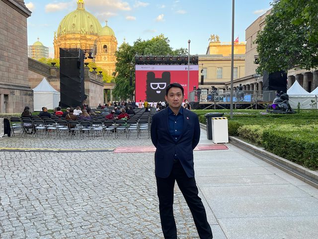 濱口竜介監督、トロフィー手に笑顔！71回ベルリン国際映画祭授賞式（8枚目）