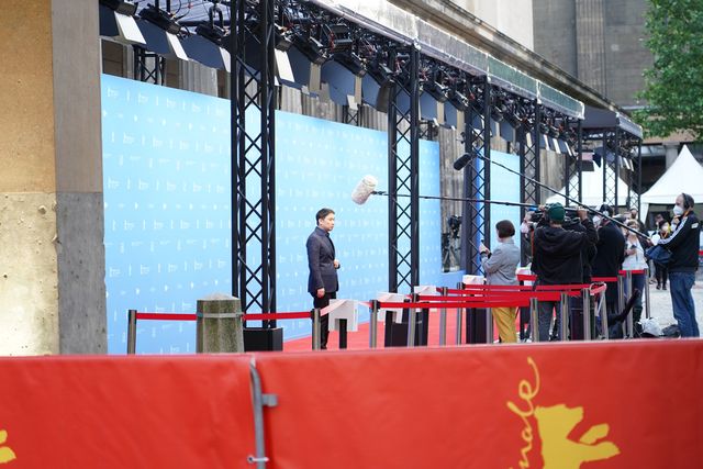 濱口竜介監督、トロフィー手に笑顔！71回ベルリン国際映画祭授賞式（9枚目）