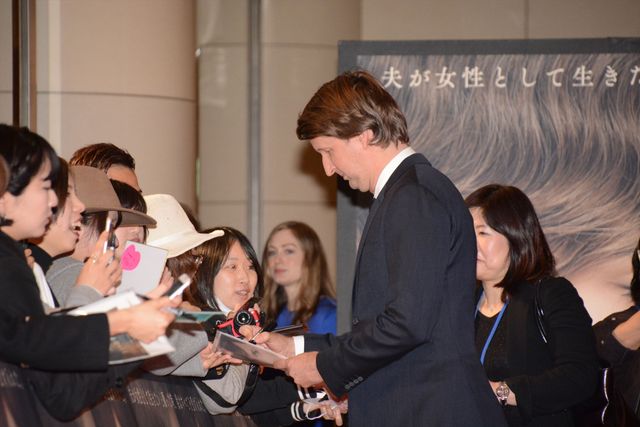 エディ・レッドメイン、美人妻とジャパンプレミアに登場！写真ギャラリー（9枚目）