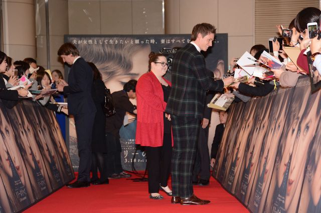 エディ・レッドメイン、美人妻とジャパンプレミアに登場！写真ギャラリー（10枚目）