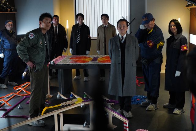 犯行現場に無数のドミノ…「相棒 season24」第18話場面写真:フォトギャラリー