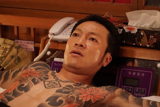 音尾琢真のヤクザ姿！『孤狼の血』場面写真（2枚目）