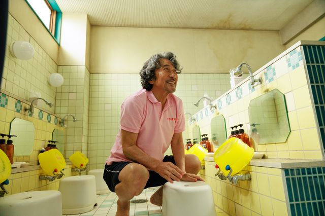 役所広司、貴重なサウナバイト姿！Netflixシリーズ「俺のこと、なんか言ってた？」場面カット：フォトギャラリー