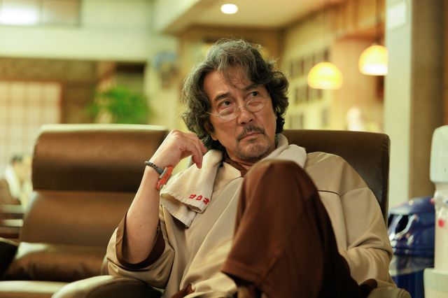 役所広司、貴重なサウナバイト姿！Netflixシリーズ「俺のこと、なんか言ってた？」場面カット（4枚目）