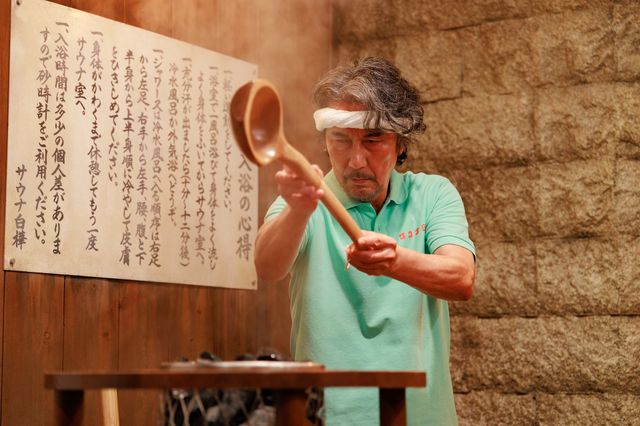 役所広司、貴重なサウナバイト姿！Netflixシリーズ「俺のこと、なんか言ってた？」場面カット（6枚目）