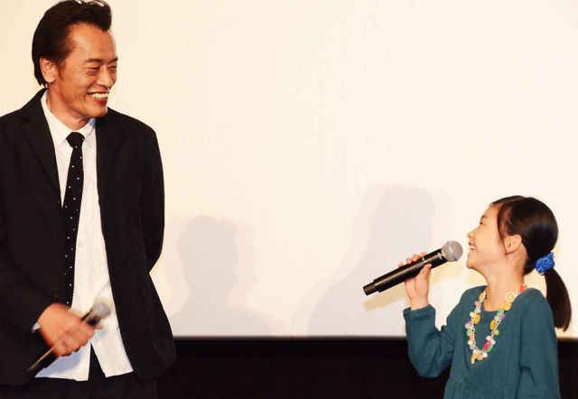 遠藤憲一＆白鳥玉季、49歳差の仲良しコンビ！『アウト＆アウト』初日舞台挨拶（13枚目）