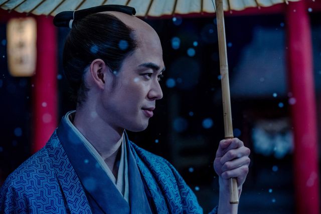 誰袖（福原遥）が意知（宮沢氷魚）を押し倒す…「べらぼう」第22回場面写真（10枚目）