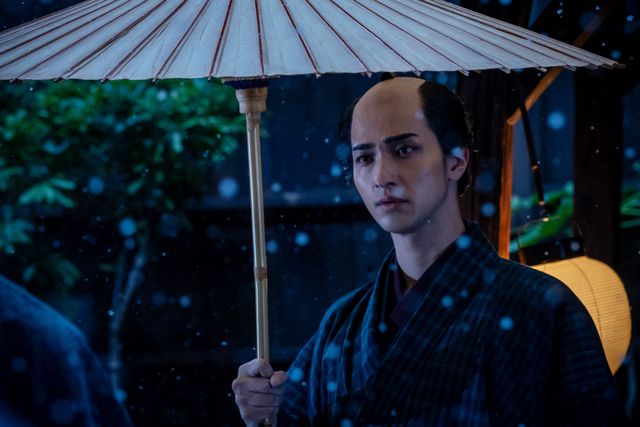 誰袖（福原遥）が意知（宮沢氷魚）を押し倒す…「べらぼう」第22回場面写真（11枚目）