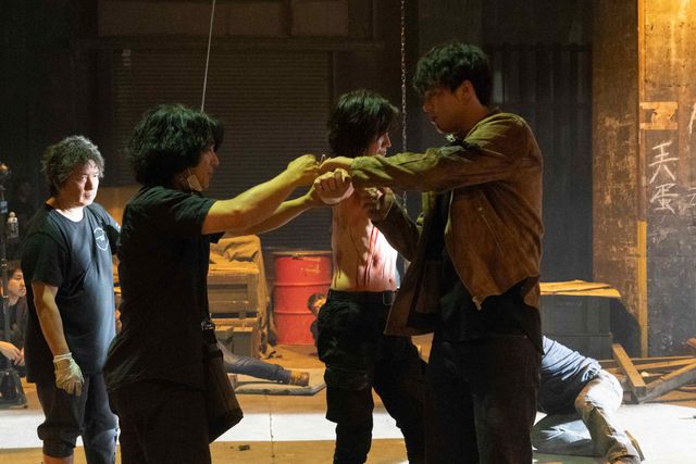 藤原竜也×竹内涼真『太陽は動かない』撮影現場＜メイキング5点＞（4枚目）