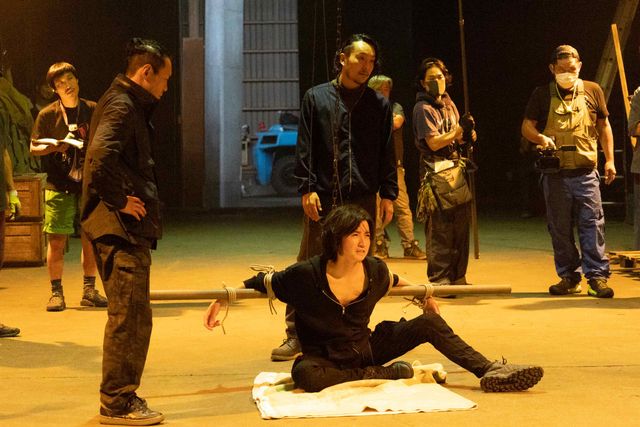 藤原竜也×竹内涼真『太陽は動かない』撮影現場＜メイキング5点＞（5枚目）