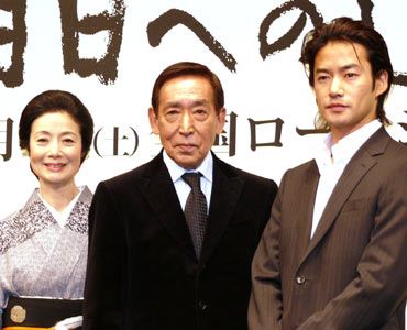 左から、富司純子、藤田まこと、竹野内豊