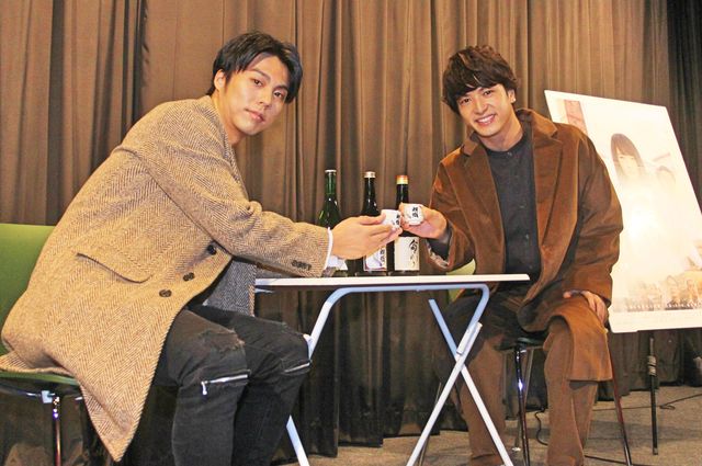 仮面ライダー俳優の2人が日本酒で乾杯！：フォトギャラリー
