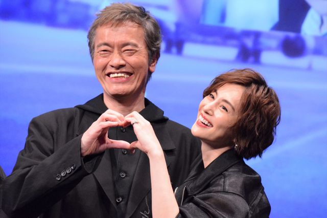 米倉涼子、遠藤憲一とハートマーク！ドラマ「エンジェルフライト 国際霊柩送還士」完成披露イベント（8枚目）