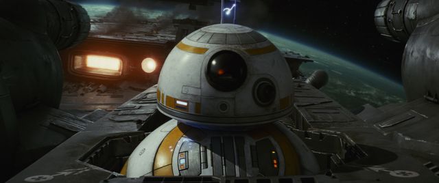 BB-8が可愛い！『スター・ウォーズ／最後のジェダイ』場面カット（5枚目）