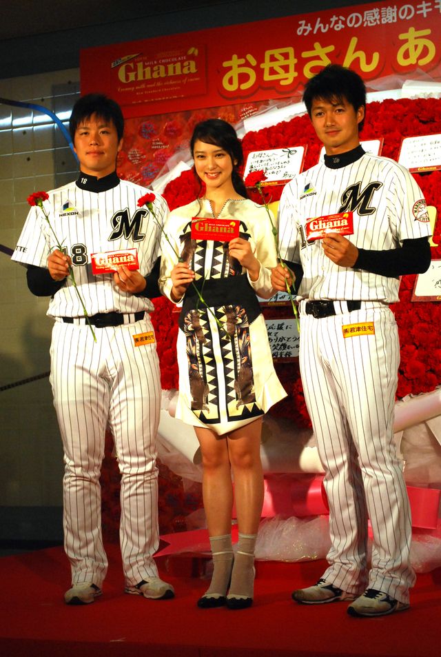 武井咲とロッテの選手が登場！母の日ガーナ「お母さんありがとう」ブーケお披露目イベントフォトギャラリー（9枚目）