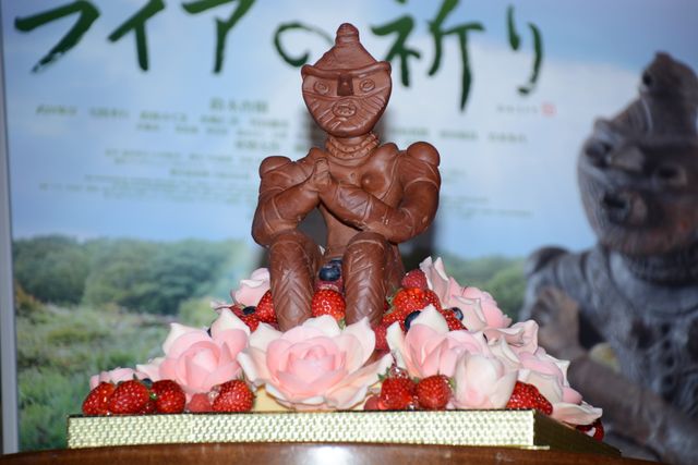 国宝「合掌土偶」がモチーフのケーキも！劇中に登場します。鈴木杏樹初主演映画『ライアの祈り』完成報告会見【フォトギャラリー】：フォトギャラリー