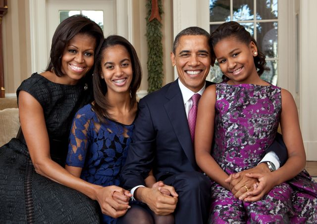 左からミシェル・オバマ、長女マリア、バラク・オバマ、次女サーシャ