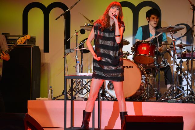 妊娠8か月のhitomiが熱唱！フォトギャラリー：フォトギャラリー