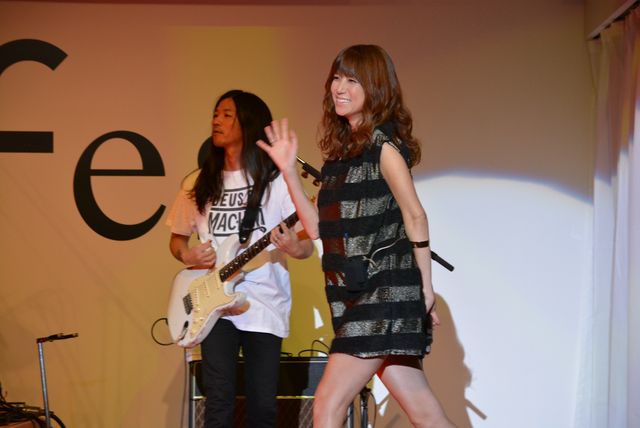 妊娠8か月のhitomiが熱唱！フォトギャラリー（2枚目）