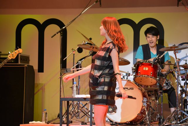 妊娠8か月のhitomiが熱唱！フォトギャラリー（4枚目）