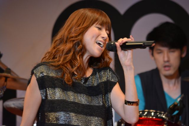 妊娠8か月のhitomiが熱唱！フォトギャラリー（5枚目）