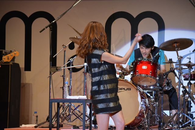 妊娠8か月のhitomiが熱唱！フォトギャラリー（9枚目）