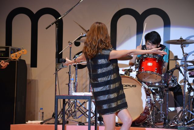 妊娠8か月のhitomiが熱唱！フォトギャラリー（10枚目）