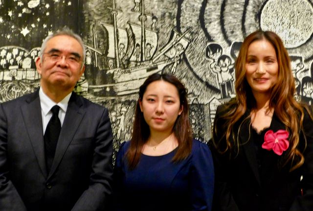 左から、ニューヨーク総領事の山野内勘二さん、語り部を務めた三浦七海さん、歌手として活躍する主催者のAkemi Kakiharaさん