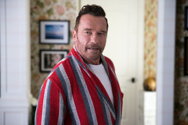 シュワちゃん、若返ってる!?ソフトモヒカン風の髪型がスタイリッシュ！（4枚目）