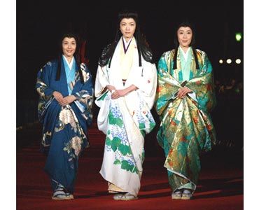 左から富田靖子、主演の和央ようか、寺島しのぶ