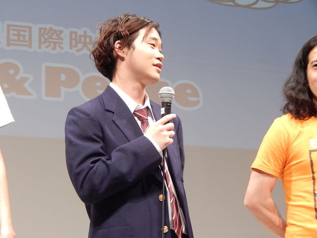 又吉、棒読みあいさつに会場ざわつく。しずる・村上にツッコまれて動揺！　画像ギャラリー（14枚目）