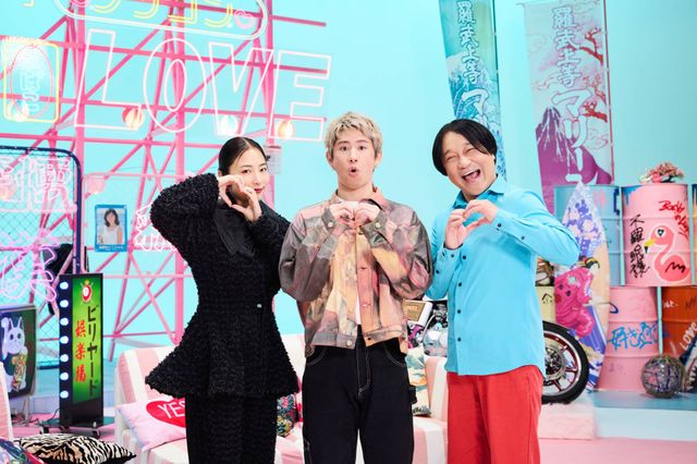 MCのMEGUMI(左)と永野(右)、ゲストMCのTaka(中央)