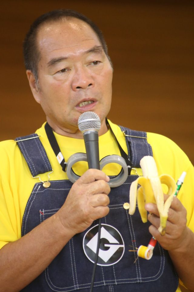 バナナにぶつかるガッツ石松フォトギャラリー：フォトギャラリー