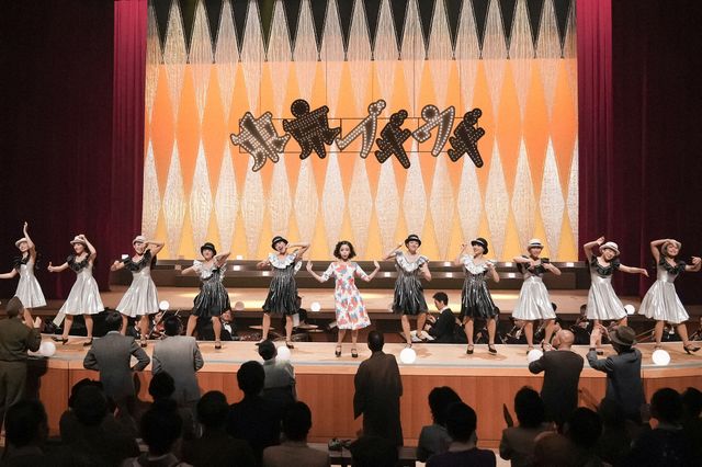 りつ子（菊地凛子）がやってきて…「ブギウギ」第91回の場面写真（5枚目）