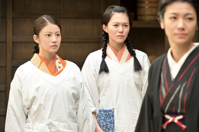 寮生活を送るのぶ（今田美桜）＆うさ子（志田彩良）…朝ドラ「あんぱん」第22回：フォトギャラリー