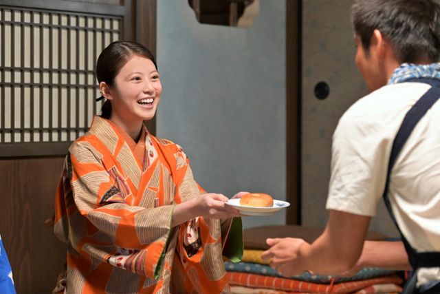 寮生活を送るのぶ（今田美桜）＆うさ子（志田彩良）…朝ドラ「あんぱん」第22回（3枚目）