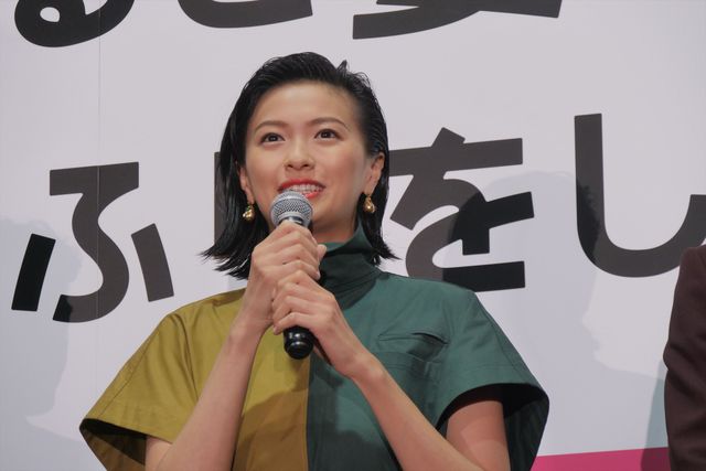 榮倉奈々、本物ワニに名前をつける！『家に帰ると妻が必ず死んだふりをしています。』公開記念舞台あいさつ（6枚目）