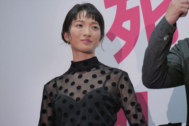 榮倉奈々、本物ワニに名前をつける！『家に帰ると妻が必ず死んだふりをしています。』公開記念舞台あいさつ（13枚目）