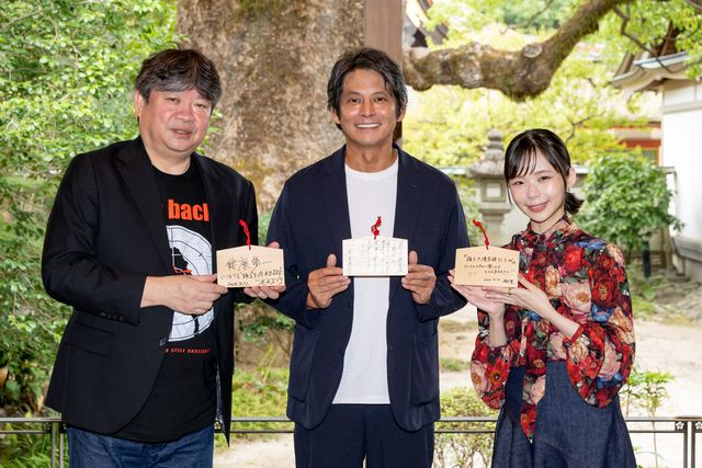 『踊る』織田裕二&趣里&本広克行監督が直筆絵馬を披露!『踊る大捜査線 N.E.W.』福岡キャンペーン:フォトギャラリー